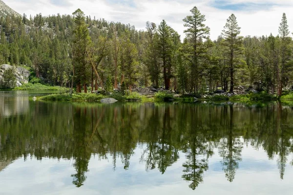 Träden Skogen Återspeglas Big Pine Lakes Kalifornien Usa — Stockfoto