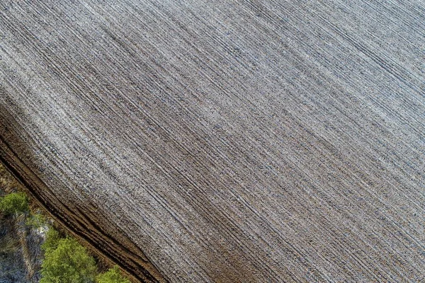 Captura aérea de um campo agrícola no campo — Fotografia de Stock