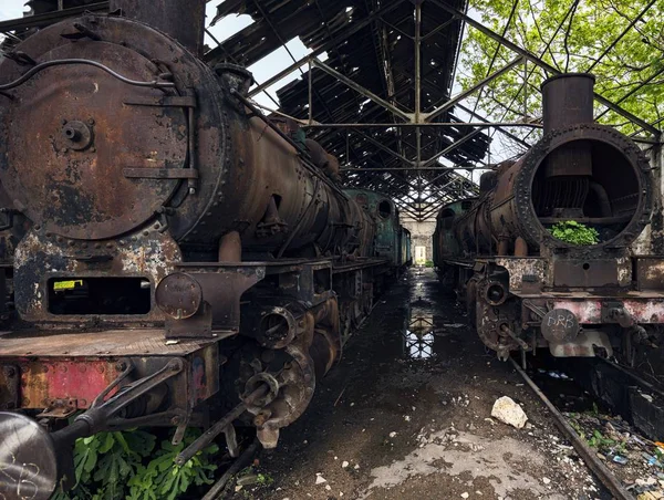 Viejas locomotoras en un viejo y hermoso patio de trenes capturado en Líbano — Foto de Stock