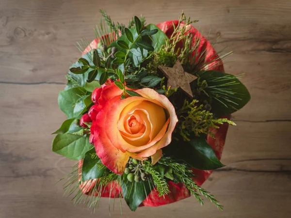 Foto de arriba hacia abajo de un hermoso ramo de flores con una rosa roja y naranja en el centro . — Foto de Stock