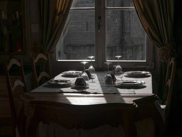 Елегантна обстановка столу зі срібним посудом у вікні — стокове фото