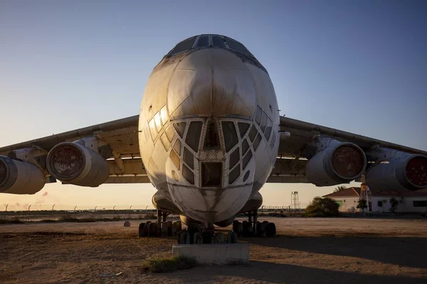 Cerrado tiro de un Derelict Cargo Plane en el desierto de los Emiratos Árabes Unidos durante la puesta de sol. — Foto de Stock