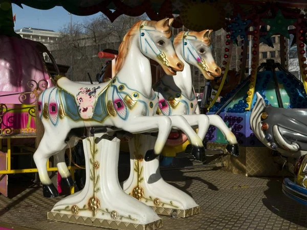 Genève Zwitserland Jan 2020 Twee Witte Carrouselpaarden Kermis — Stockfoto