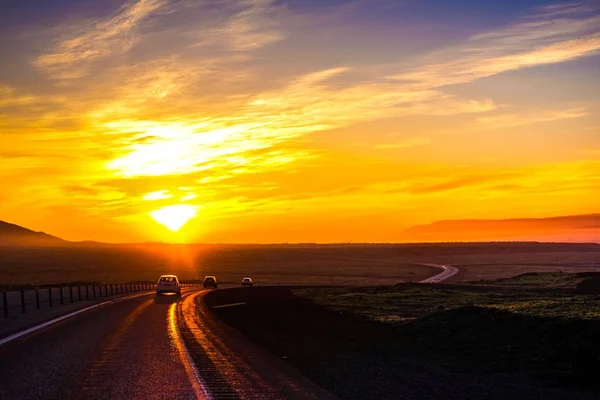 Eine Atemberaubende Sonnenuntergangskulisse Mit Dem Goldenen Himmel Über Der Autobahn — Stockfoto