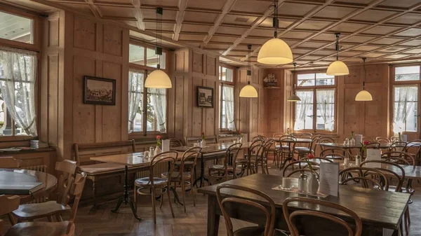 Restaurace s dřevěnými židlemi a stoly a krásným výhledem — Stock fotografie