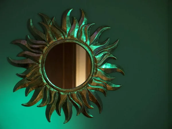 Espejo Redondo Con Forma Sol Una Pared Azul —  Fotos de Stock