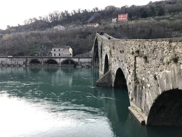 Puente Maddalena Ponte Della Rodeado Colinas Vegetación Borgo Mozzano Italia — Foto de Stock