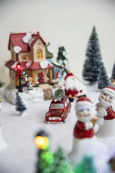 Sacco Decorazioni Natalizie Ornamenti Giocattoli Una Superficie Bianca Concetto Natale — Foto Stock