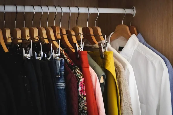 Viele verschiedene Kleidungsstücke hängen im Kleiderschrank — Stockfoto