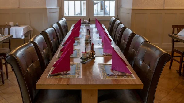 Mesa de cena con hermosa vajilla de plata listo para un lugar de reunión por la noche — Foto de Stock