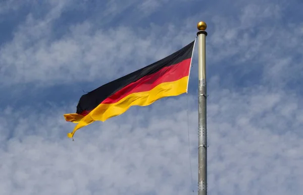 Bandeira Alemã Vento Dia Ensolarado Com Céu Azul Algumas Nuvens — Fotografia de Stock