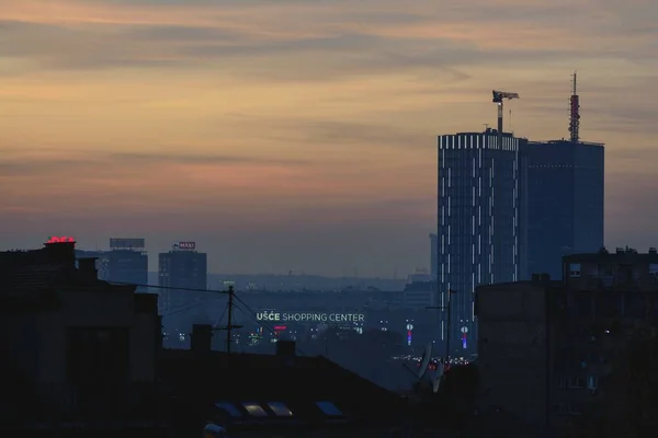 Belgrad Sırbistan Aralık 2019 Sarı Turuncu Günbatımı Gökyüzü Altındaki Binaları — Stok fotoğraf