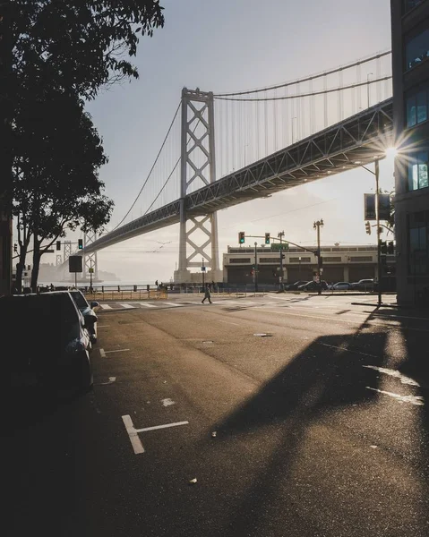 Tiro vertical da Oakland Bay Bridge acima da rua durante o dia — Fotografia de Stock