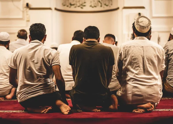 Closeup shot of Muslim people worshiping in the mosque — Stock Photo, Image