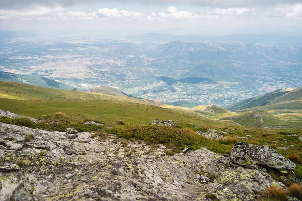 Paesaggio Colline Ricoperte Verde Con Montagne Rocciose Sotto Cielo Nuvoloso — Foto Stock