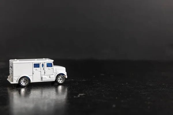Tiro Foco Seletivo Uma Van Brinquedo Branco Uma Superfície Preta — Fotografia de Stock