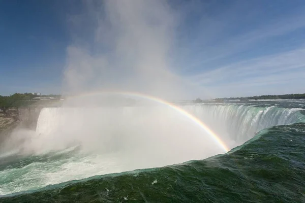 Hermosa toma de un arco iris sobre las cataratas de la herradura en Canadá — Foto de Stock