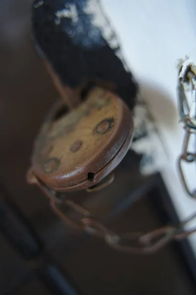 Encerramento de uma antiga fechadura enferrujada em uma porta metálica com um fundo borrado — Fotografia de Stock