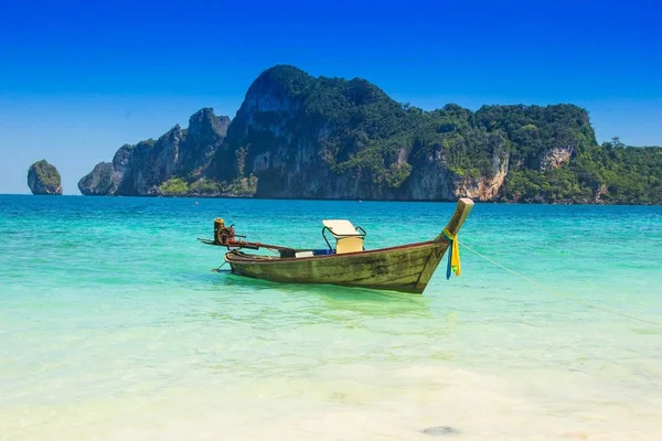 Ein Meer Der Nähe Des Affenstrandes Phuket Thailand Geparktes Boot — Stockfoto