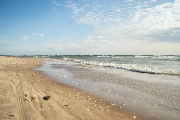 Пейзаж пляжу в оточенні моря під хмарним небом і сонячним світлом — стокове фото