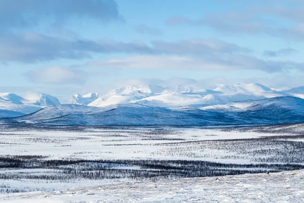 Мбаппе сфотографировал заснеженное поле и горы на севере Швеции — стоковое фото