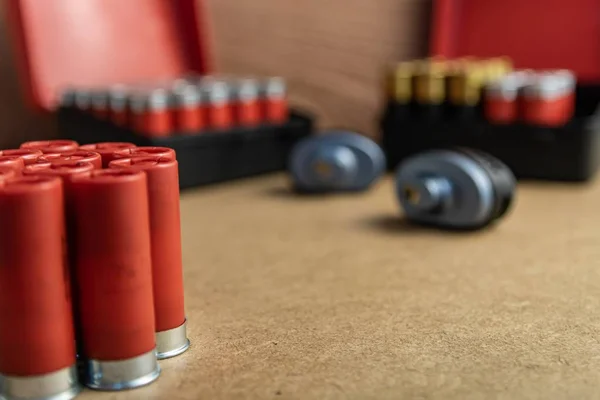 Közelkép piros shotgun lövedékekről barna felületen — Stock Fotó