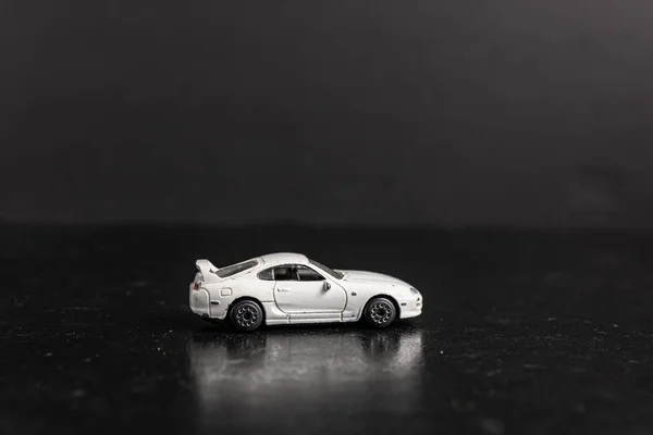 Μια Επιλεκτική Φωτογραφία Ενός Λευκού Σπορ Αυτοκινήτου Παιχνίδι Μια Μαύρη — Φωτογραφία Αρχείου