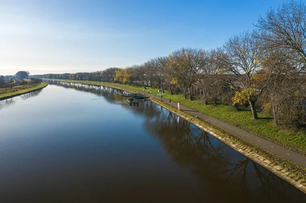 See inmitten von blattlosen Bäumen unter blauem Himmel in Middelburg, Niederlande. — Stockfoto