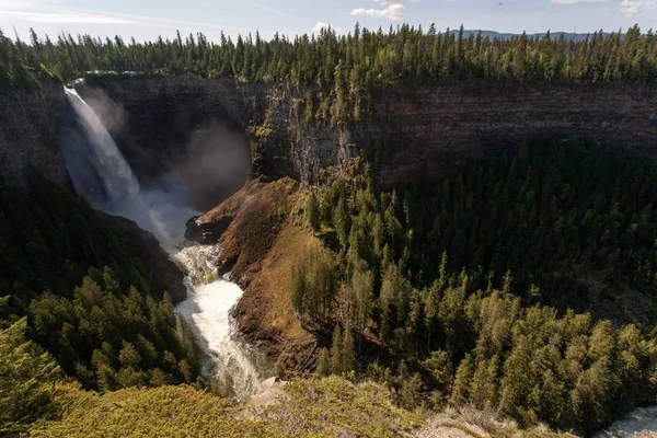 Bellissimo scatto delle cascate Helmcken circondate da alberi verdi in Canada — Foto Stock