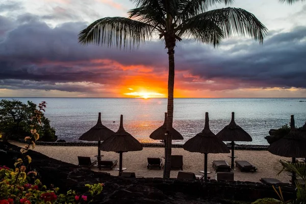 Beach and the beautiful sunset in the cloudy sky in Balaclava, Mauritius — Foto de Stock