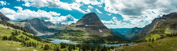 Tiro Panorâmico Uma Montanha Distância Montana — Fotografia de Stock