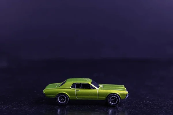 Ένα Επιλεκτικό Πλάνο Εστίασης Ενός Ανοιχτού Πράσινου Παιχνιδιού Αυτοκινήτου Μια — Φωτογραφία Αρχείου