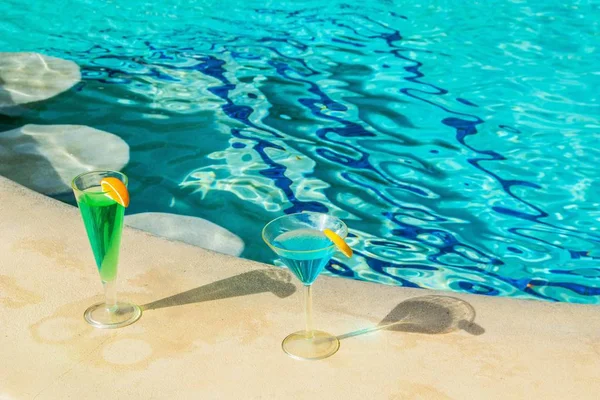 Zbliżenie na piękne koktajle przy basenie w słoneczny dzień — Zdjęcie stockowe