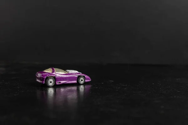 Вибірковий Фокус Фіолетовій Іграшковій Спортивній Машині Чорній Поверхні — стокове фото