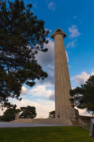 Vertical low angle shot of the famous Perry 's Victory & International Peace Memorial, Ohio, Estados Unidos. —  Fotos de Stock