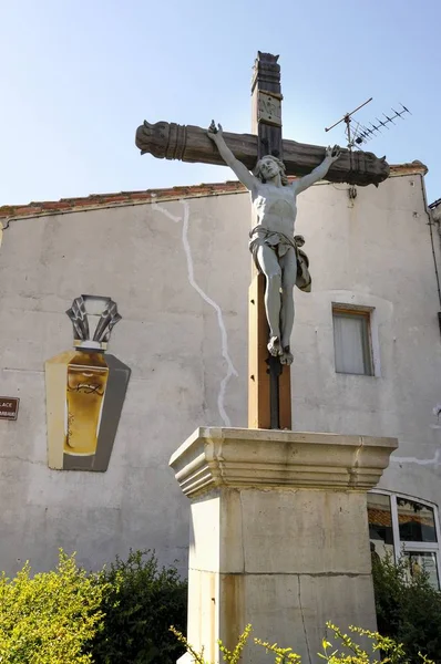 Colpo basso verticale di una statua di Gesù Cristo catturata a Saintes Maries de la Mer, Francia — Foto Stock
