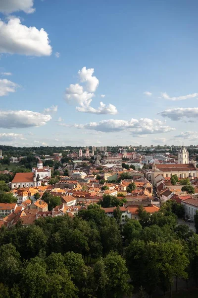 Blick aus der Vogelperspektive auf Vilnius, umgeben von Gebäuden und viel Grün im Sonnenlicht in Litauen — Stockfoto