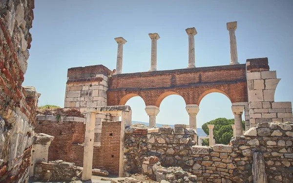 Beautiful; shot of ruins with columns and  blue sky in the background in turkey — Stock Photo, Image