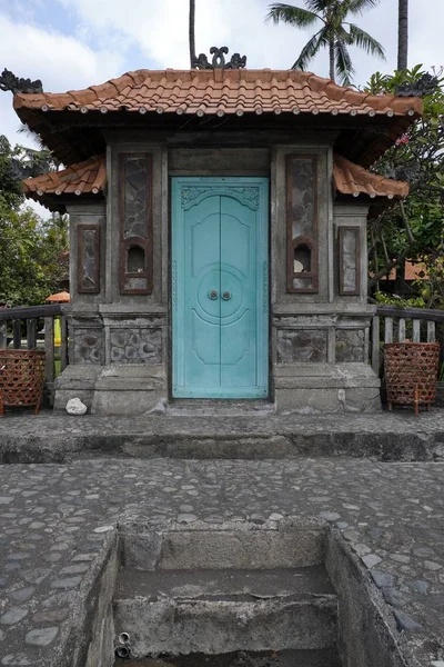 Porta azul em balinese resort. — Fotografia de Stock
