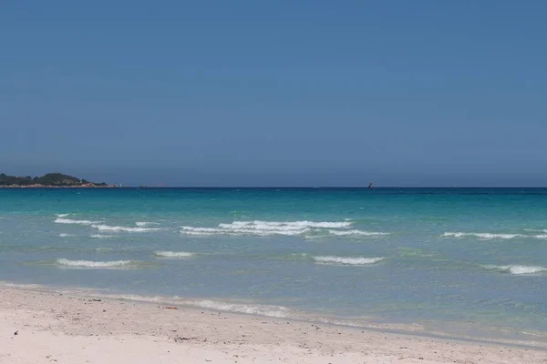 Eau pure de la Méditerranée sur la plage de San Teodoro, Sardaigne — Photo
