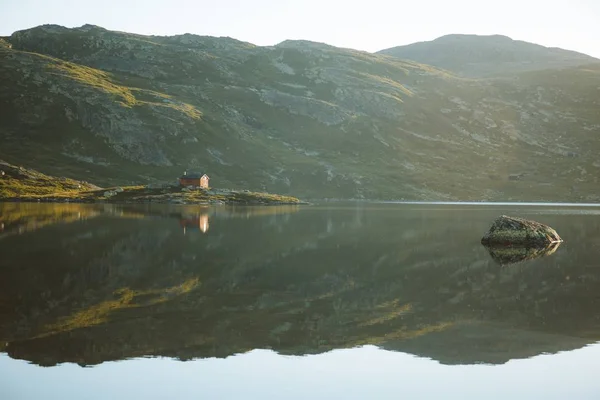 Gyönyörű kilátás a tükörképe a dombok és az ég egy nyugodt tó elfogták Norvégiában — Stock Fotó
