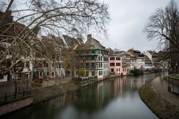 Lanskap Petite Perancis dikelilingi oleh tanaman hijau di bawah langit mendung di Strasbourg di Perancis — Stok Foto