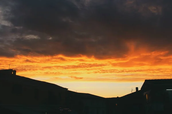 Les Nuages Dorés Coucher Soleil Sur Les Silhouettes Des Maisons — Photo