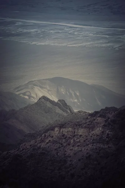 渓谷の山岳風景の上に昇る太陽の垂直ショット — ストック写真