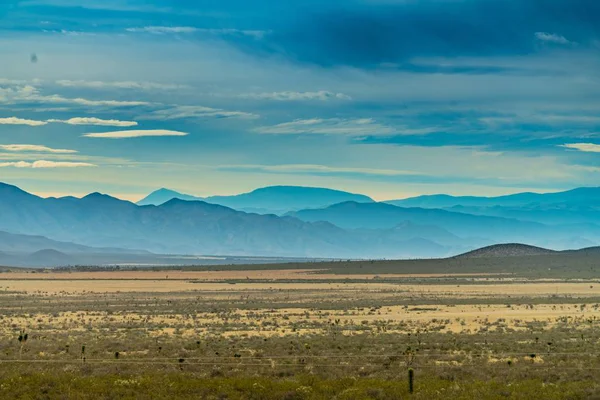 Beautiful Shot Empty Field Mountain Distance Blue Sky — Stock Photo, Image