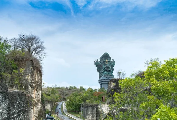 Высокий угол обзора статуи Гаруды Висну на Гаруда Висну Кенчана культурный тематический парк на Бали — стоковое фото