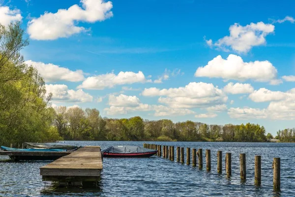 Ein Meer Mit Booten Der Nähe Des Docks Und Grünen — Stockfoto