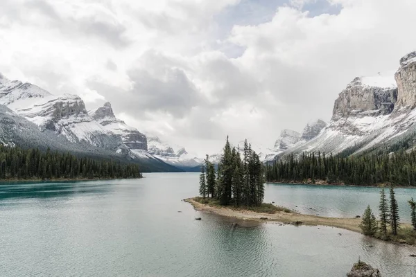 Alto ángulo de disparo de un lago congelado claro rodeado por un paisaje montañoso — Foto de Stock