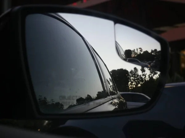 Κοντινό πλάνο της αντανάκλασης ενός αυτοκινήτου στον πλευρικό καθρέφτη σε ένα πάρκινγκ — Φωτογραφία Αρχείου