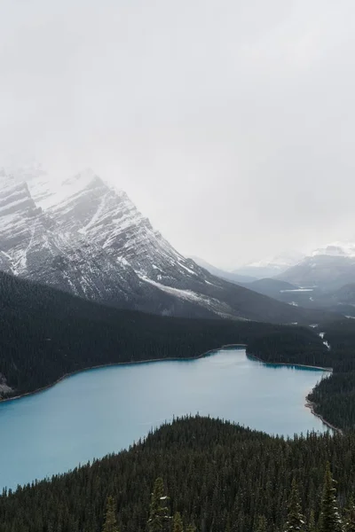 Hög vinkel skott av en klar frusen sjö omgiven av ett bergigt landskap — Stockfoto